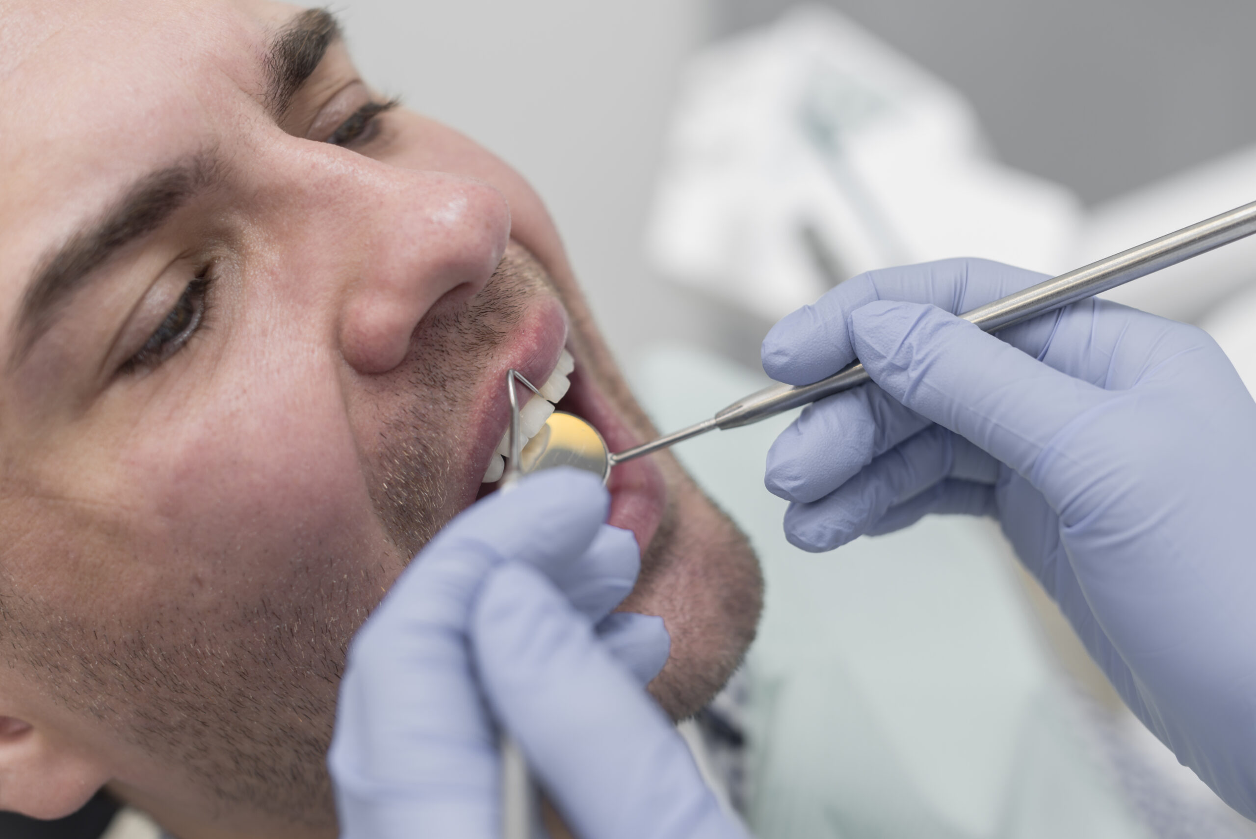 Tips for overcoming dental anxiety in Frisco: practical advice on choosing a supportive dentist, communicating openly about fears, exploring relaxation techniques, scheduling appointments wisely, and seeking support options.